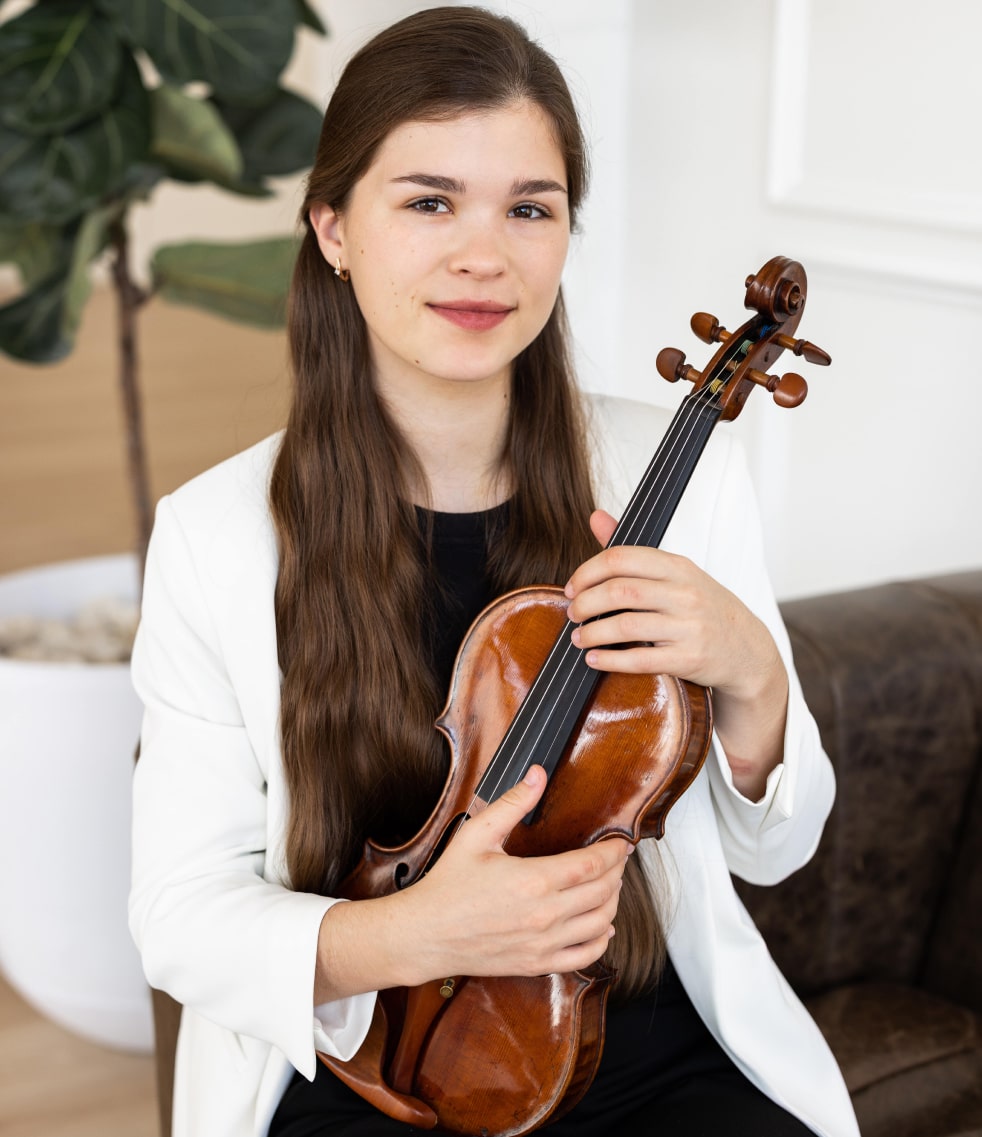 Hanna is sitting with her violin