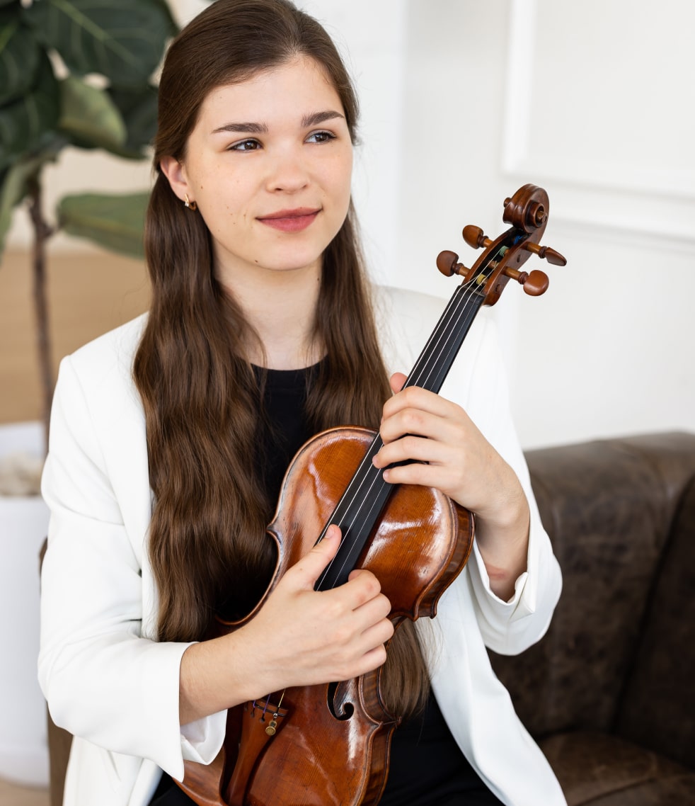 Hanna is sitting with a violin